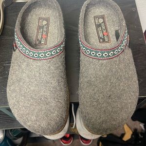 Size 39 Harlingen clogs. Gray. Super cute and comfortable!